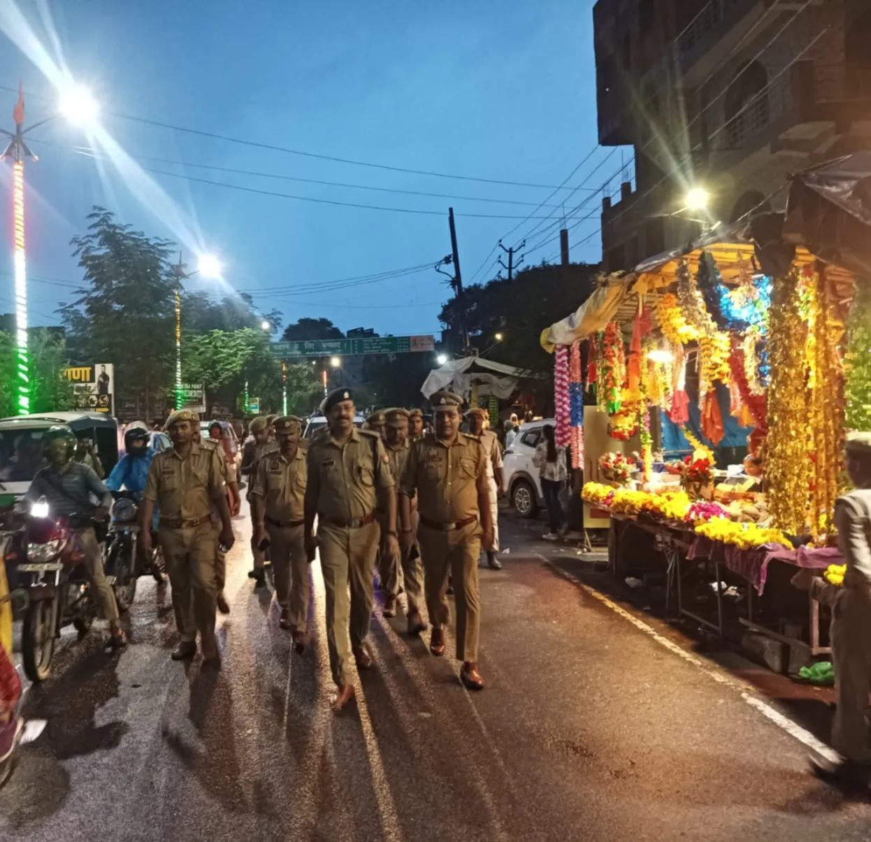 कृष्ण जन्माष्टमी को लेकर गंगाघाट में पुलिस का पैदल गश्त, सुरक्षा व्यवस्था का लिया जायजा