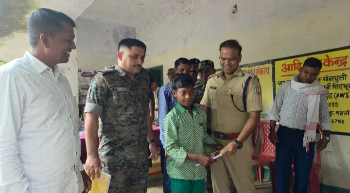JAMSHEDPUR : सुदूरवर्ती ग्रामीण क्षेत्रों में सामुदायिक पुलिसिंग को बढ़ावा, SSP ने छात्रों के बीच बांटी पठन-पाठन सामग्री