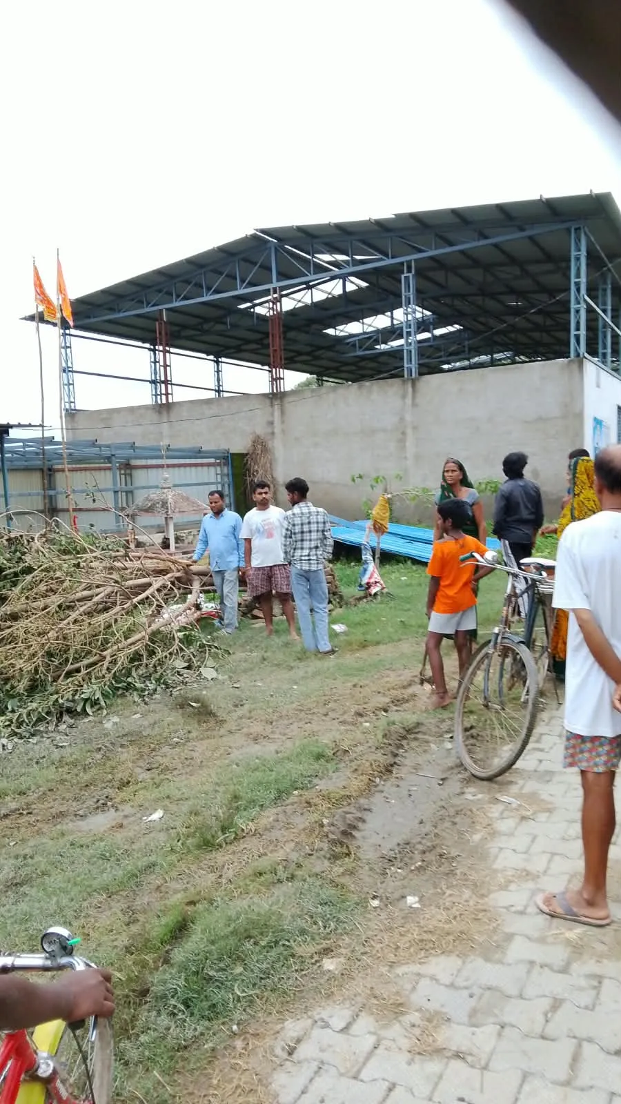 डुमरिया मठ में सनातन आस्था से जुड़े पेड़ों पर चला जेसीबी का पंजा!