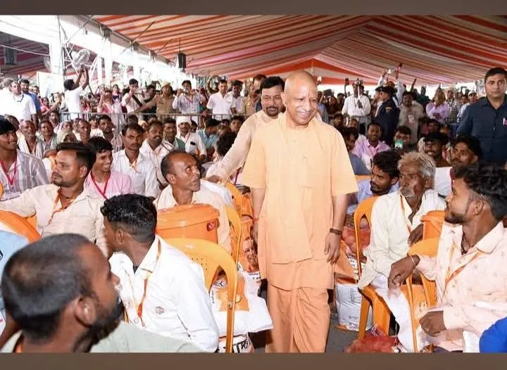 फर्रुखाबाद के बाढ़ पीड़ितों को उत्तर प्रदेश के मुख्यमंत्री योगी आदित्यनाथ ने राहत सामग्री