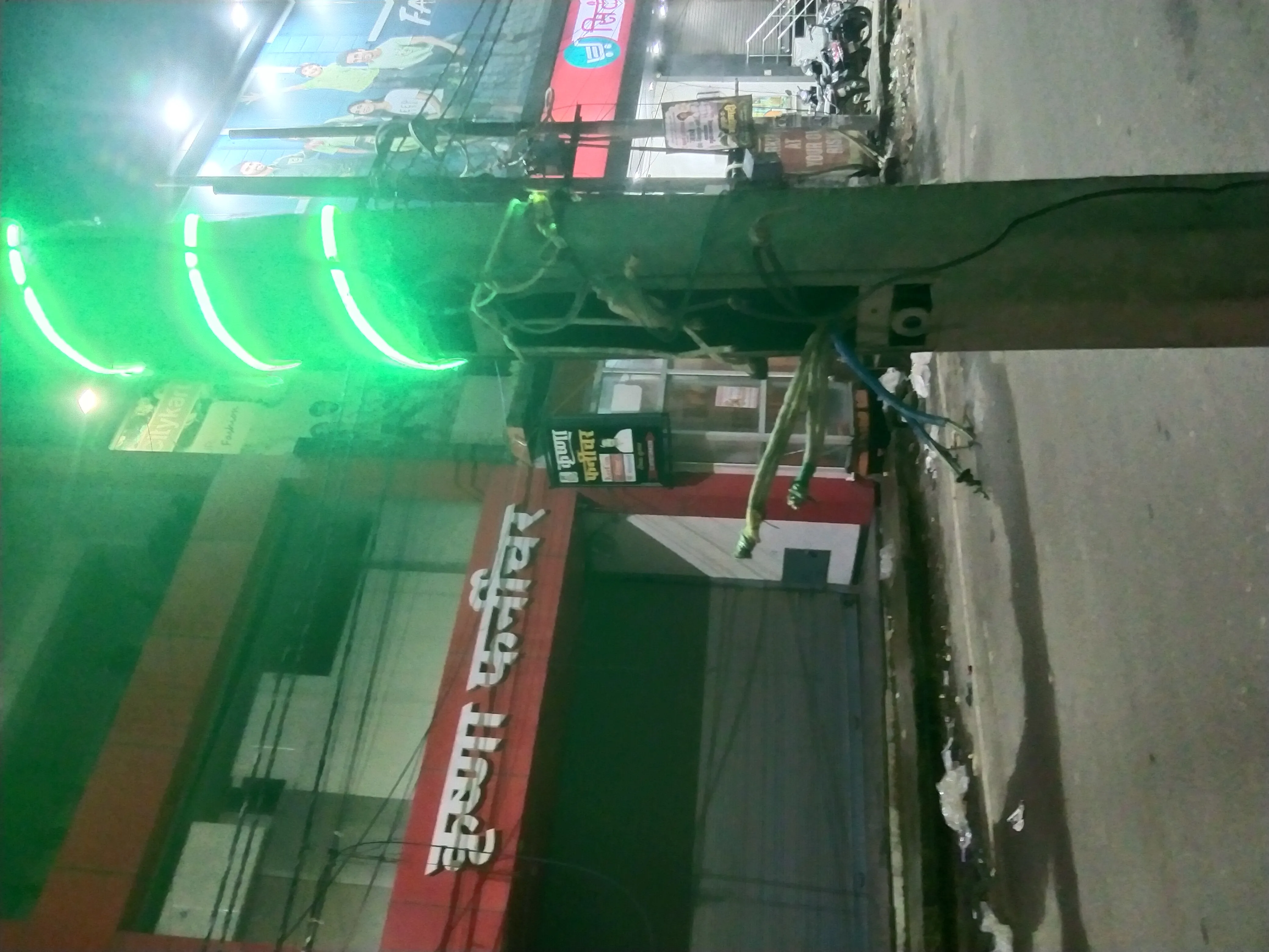 तिरंगा पोल में खुले तार, हादसे को दावत दे रही लाइटिंग व्यवस्था!