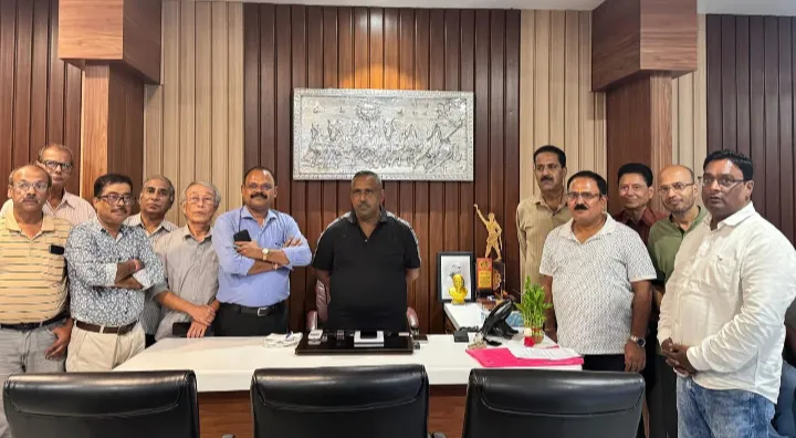 JAMSHEDPUR : दीपांजलि अपार्टमेंट में बिजली संकट से परेशान निवासी पहुंचे बन्ना गुप्ता के कार्यालय