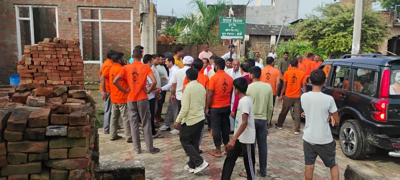 पोरई गांव में बाढ़ पीड़ितों की मदद को आगे आए राष्ट्रसेवक पुष्पेन्द्र प्रताप सिंह