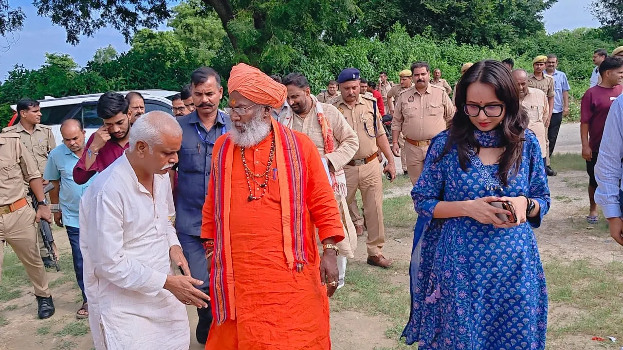 उन्नाव में बाढ़ प्रभावित गांवों में सांसद साक्षी महाराज ने बांटी राहत सामग्री