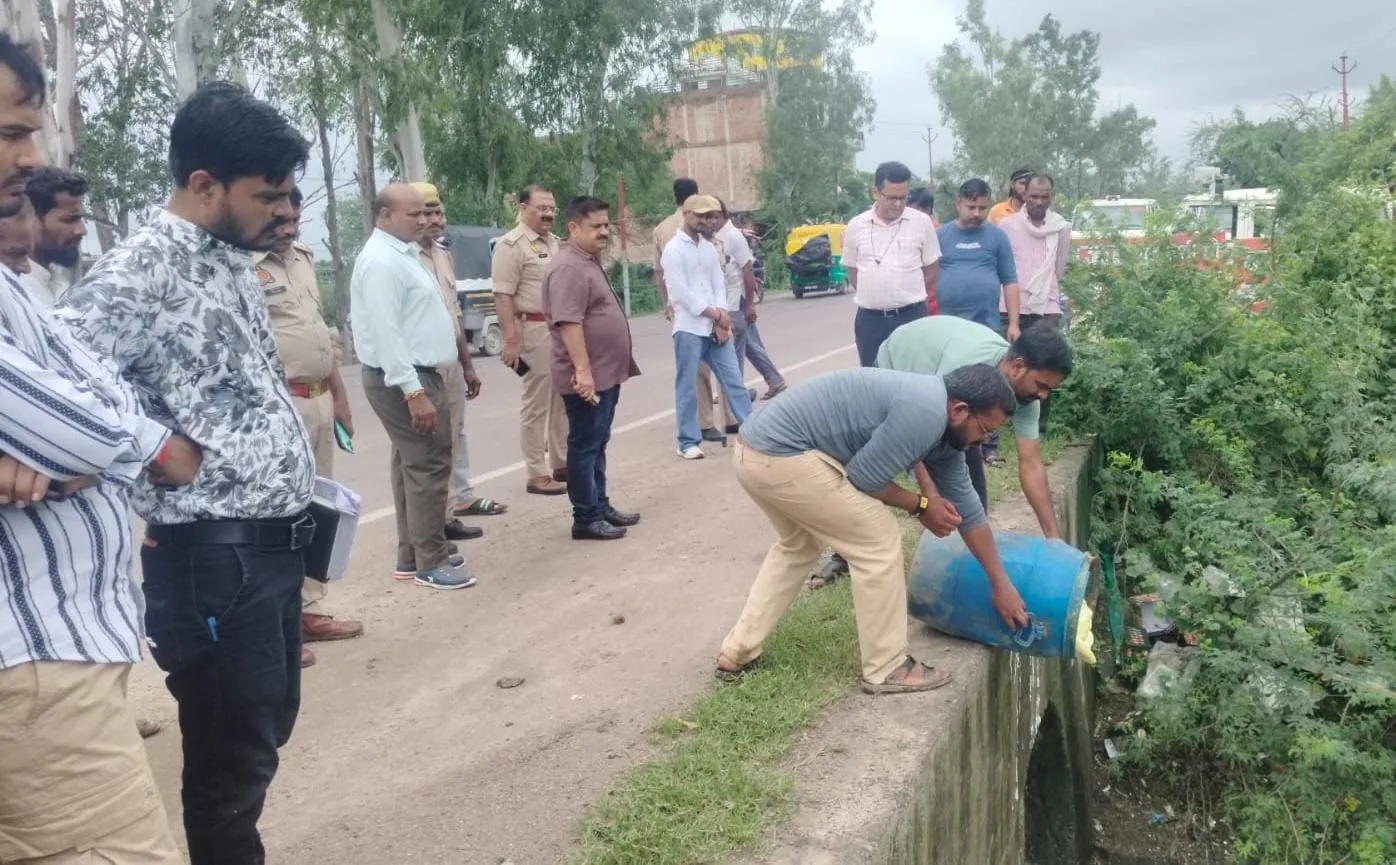जिलाधिकारी के निर्देश पर मौदहा में खाद्य सुरक्षा विभाग का अभियान, करीब 64 हजार रुपये की दूषित खाद्य सामग्री मौके पर नष्ट