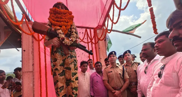PALAMU : पलामू के वीर शहीदों को भावपूर्ण श्रद्धांजलि, बरेवा में शहीद आरक्षी संतन कुमार मेहता के स्मारक का अनावरण
