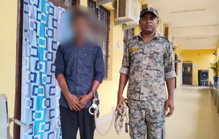 GODDA : गोड्डा में चोरी के मामलों का खुलासा, लोडेड देशी कट्टा सहित चोरी की 4 मोटरसाइकिल और 2 बैट्री बरामद