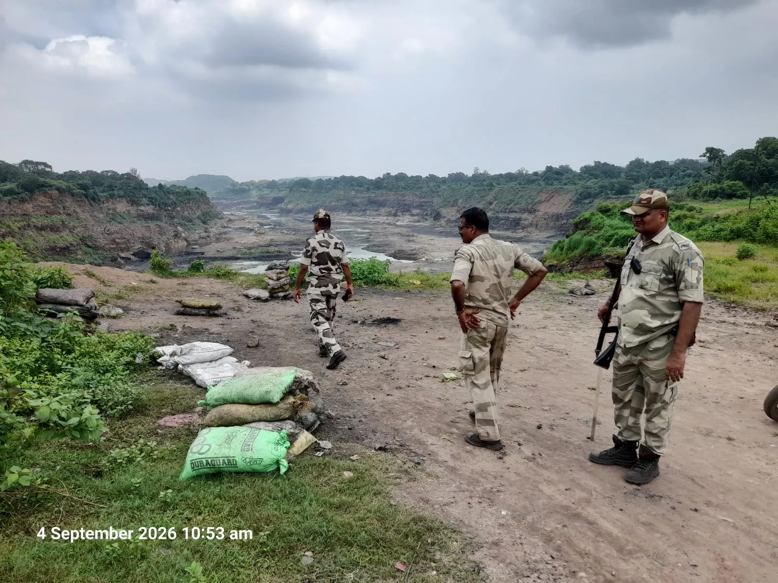 कोयला चोरी पर नहीं लग रहा लगाम, सीआईएसएफ की छापेमारी में सैकड़ों बोरी कोयला जब्त।