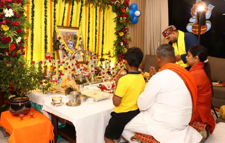 JAMSHEDPUR : कदमा आवास में पूर्व मंत्री बन्ना गुप्ता ने धर्मपत्नी सुधा गुप्ता संग मनाई श्री कृष्ण जन्माष्टमी, सुख-शांति
