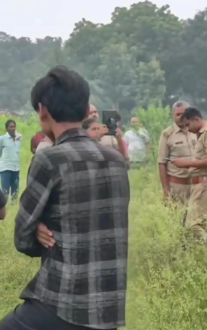 *बिजली के खंभे से लटका मिला 28 वर्षीय विवाहिता का शव, गांव में मचा हड़कंप*