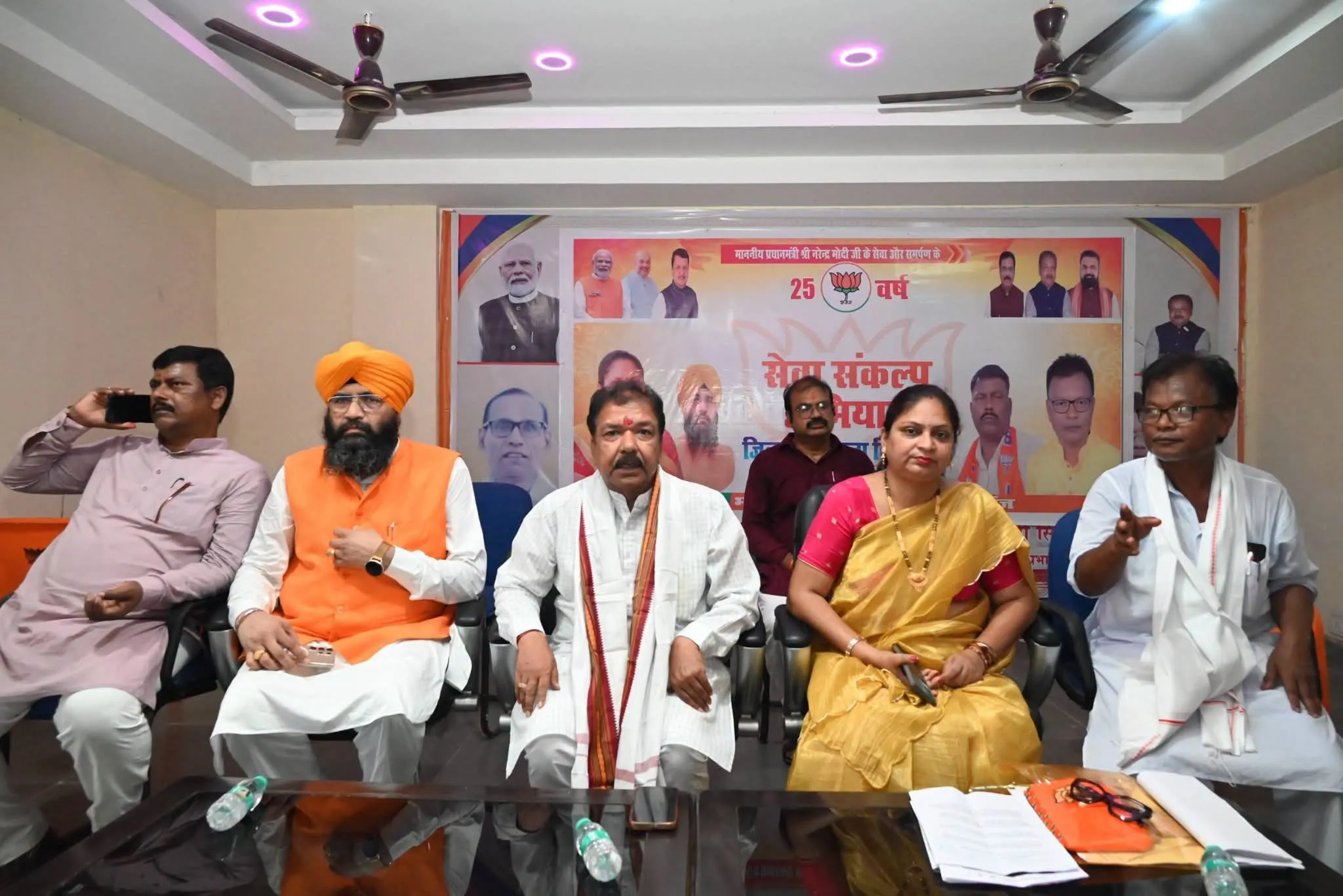किशनगंज जिला भाजपा कार्यालय में प्रधानमंत्री श्री नरेंद्र मोदी जी के सार्वजनिक जीवन के 25 वर्षों की सेवा की चर्चा