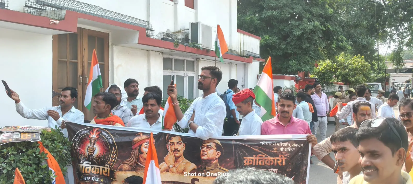 Sitapur शहर कोतवाली में जमकर हंगामा,धरने पर बैठे क्रांतिकारी विचार मंच के पदाधिकारी,कोतवाल से बहस !

#SitapurNews #Sitap