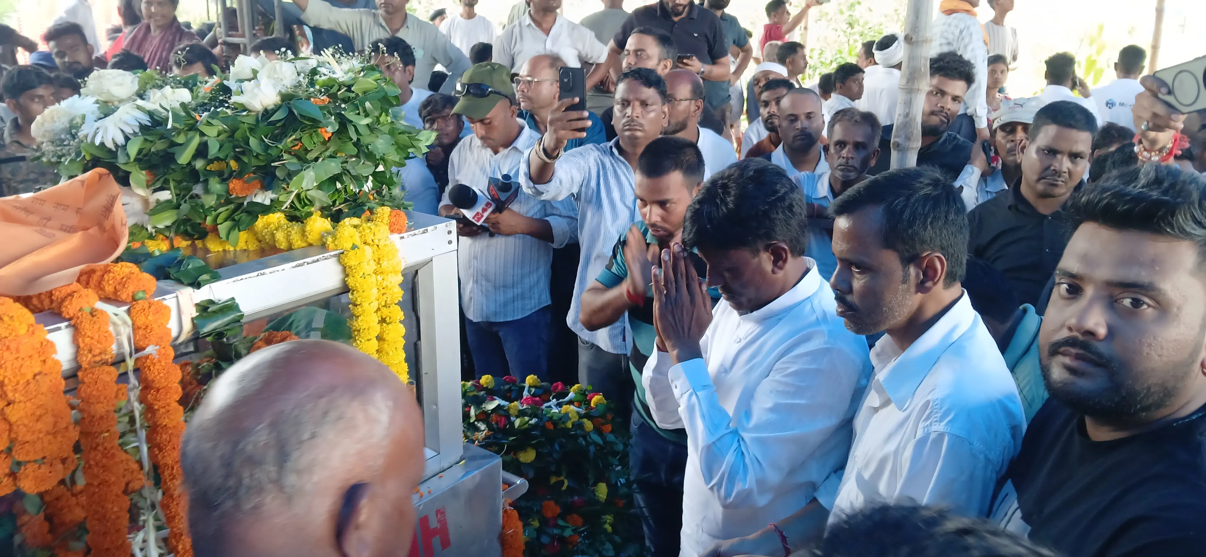 सुदिव्य कुमार सोनू के निधन पर बाघमारा विधायक शत्रुघ्न महतो ने जताया गहरा शोक