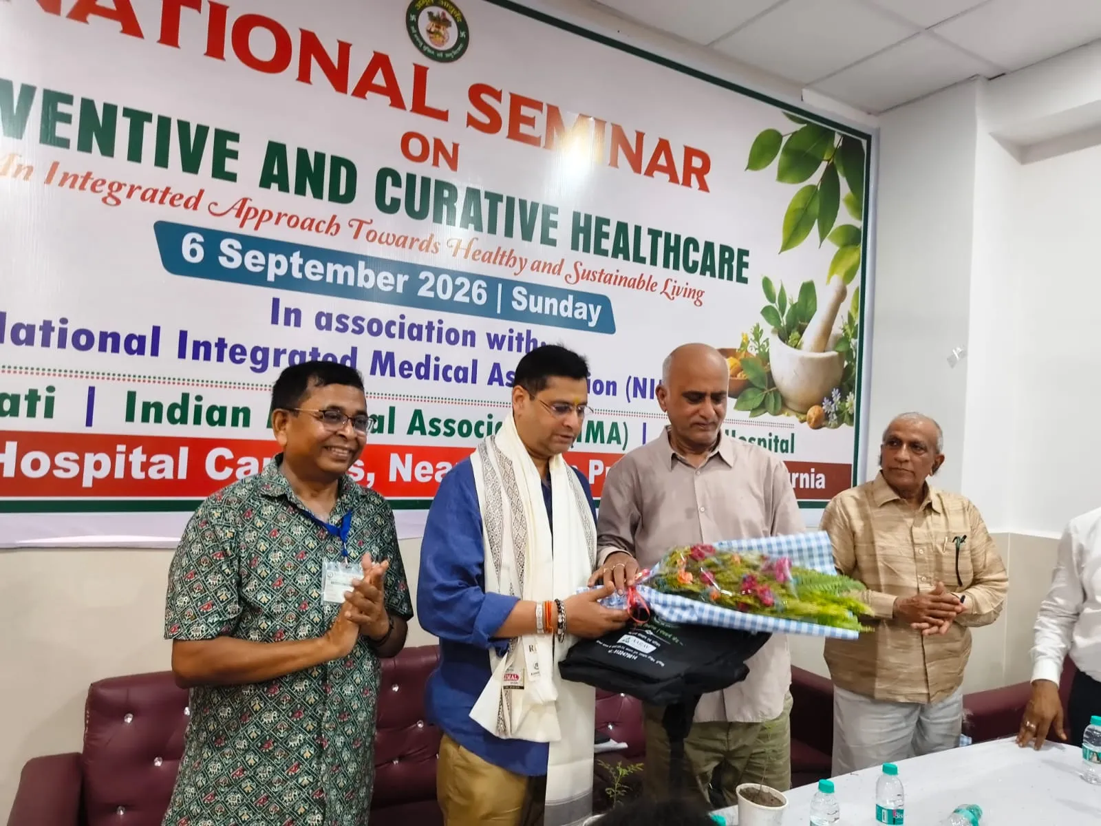 अरव हॉस्पिटल का भव्य शुभारंभ के मौके पर पूर्णिया मेडिकल कॉलेज और हॉस्पिटल के प्रिंसिपल डॉ हरिशंकर मिश्र अन्य उपस्थित रहे