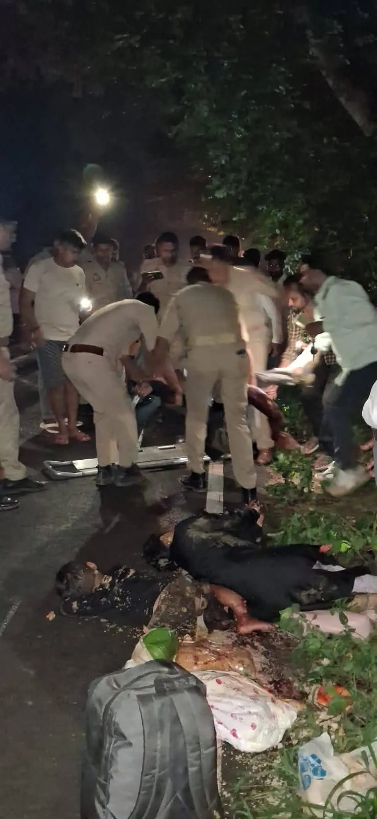बोलेरो की टक्कर से पल्सर के उड़े परखच्चे, बच्चा समेत दो घायल
