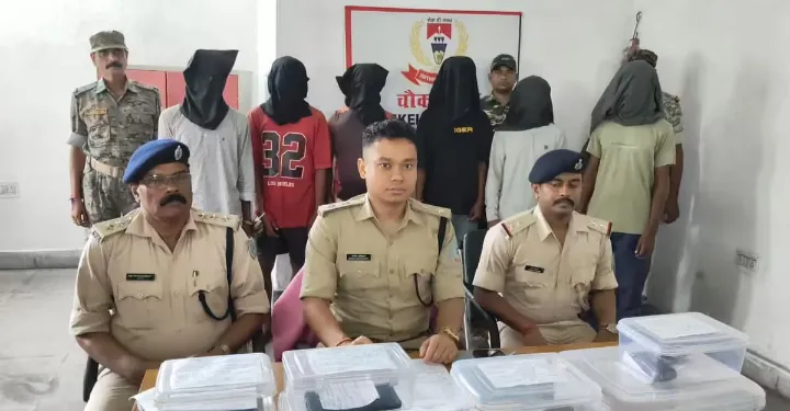 SARAIKELA : डकैती की साजिश का खुलासा, हथियार समेत सामान, छह आरोपी गिरफ्तार