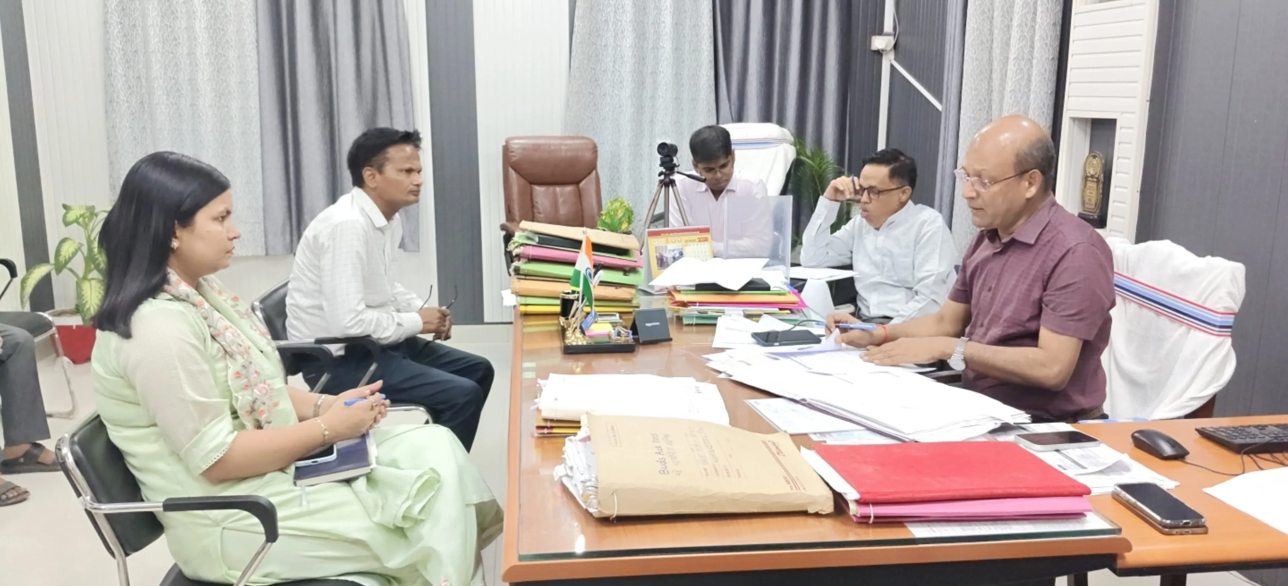राशन कार्ड निर्माण में धीमी प्रगति पर प्रभारी डीएम नाराज, एक सप्ताह में लंबित आवेदनों के निष्पादन का निर्देश