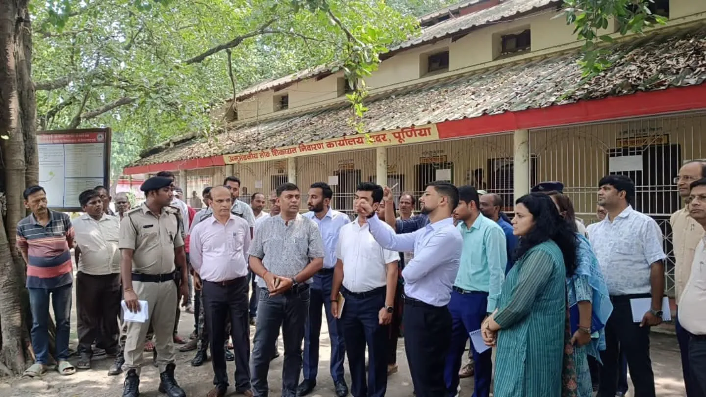 जिला पदाधिकारी द्वारा समाहरणालय परिसर एवं विभिन्न कार्यालयों का किया गया औचक निरीक्षण