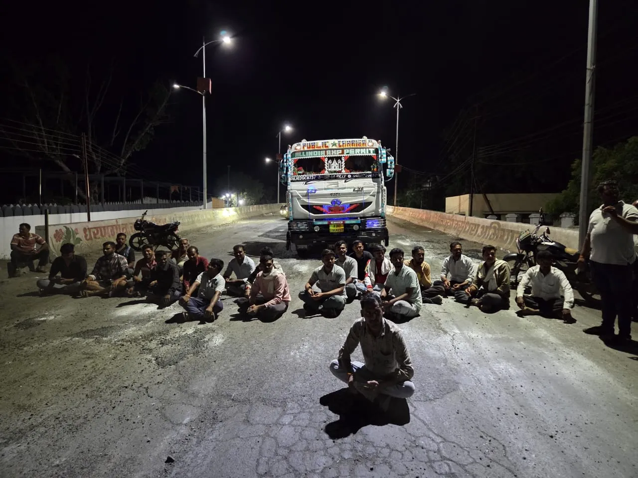 भवरखेडे येथील शेतकरी त्रस्त; अर्ध्या रात्री धरणगाव उड्डाणपुलावर शेतकऱ्यांचा रास्ता रोको.