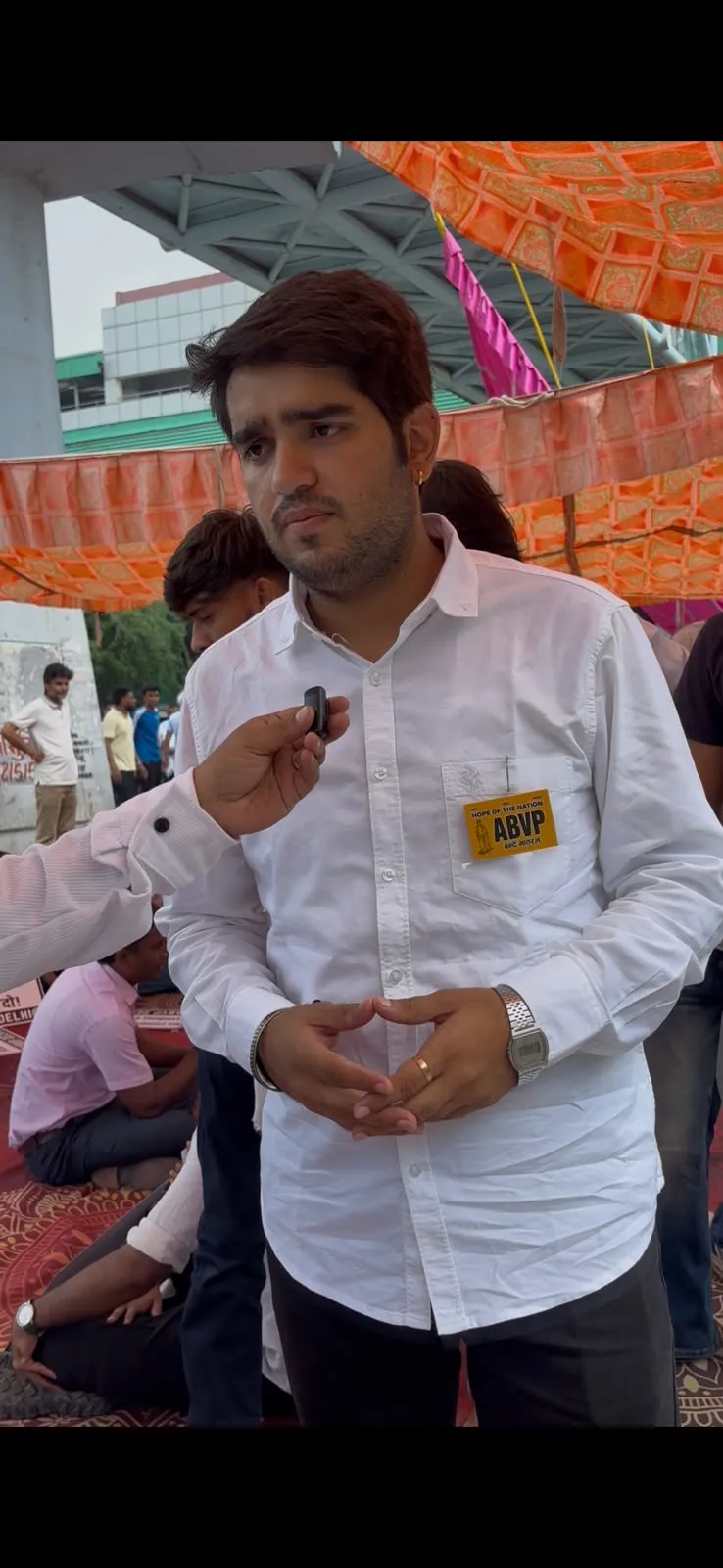 "सत्यनीकेतन इमारत हादसे के बाद छात्र हुए भावुक, एबीवीपी के छात्र बैठे धरने पर।"