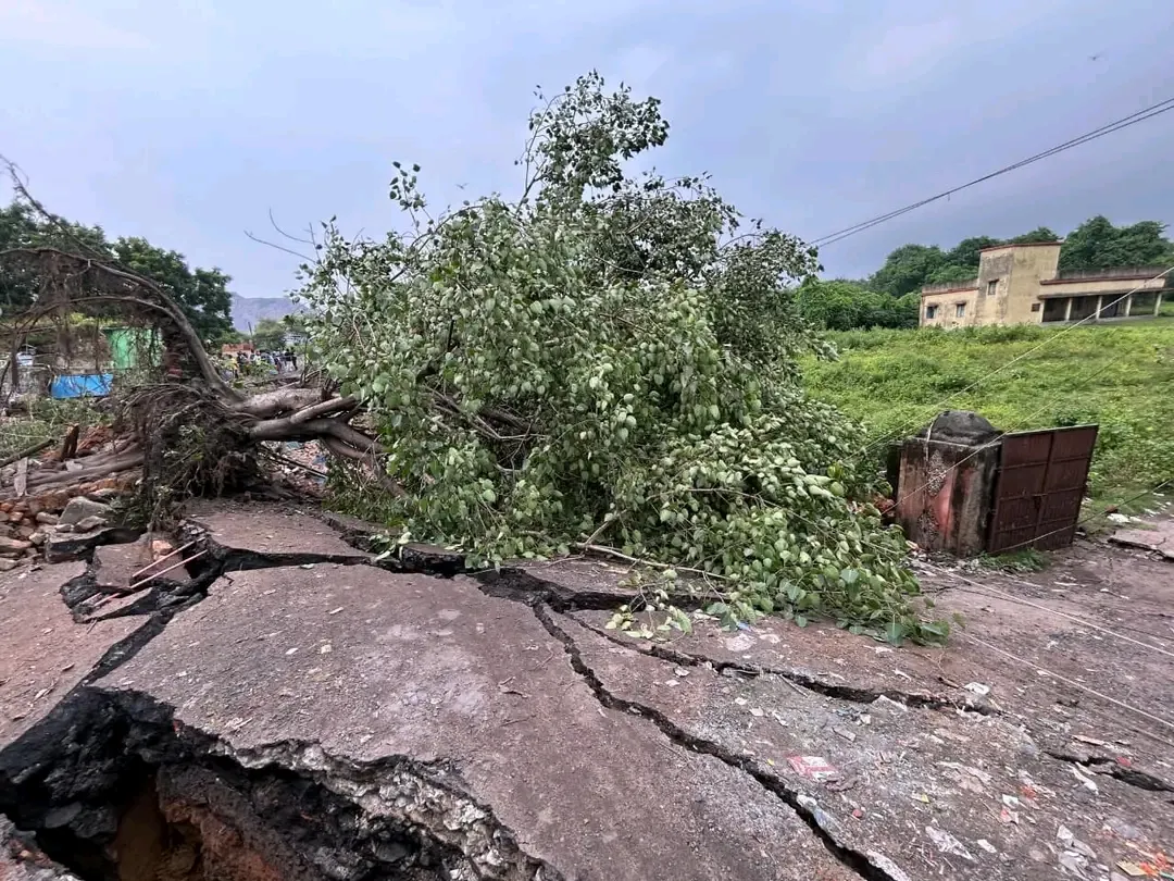 भू-धसान पर जिला परिषद अध्यक्ष शारदा सिंह का आक्रोश।