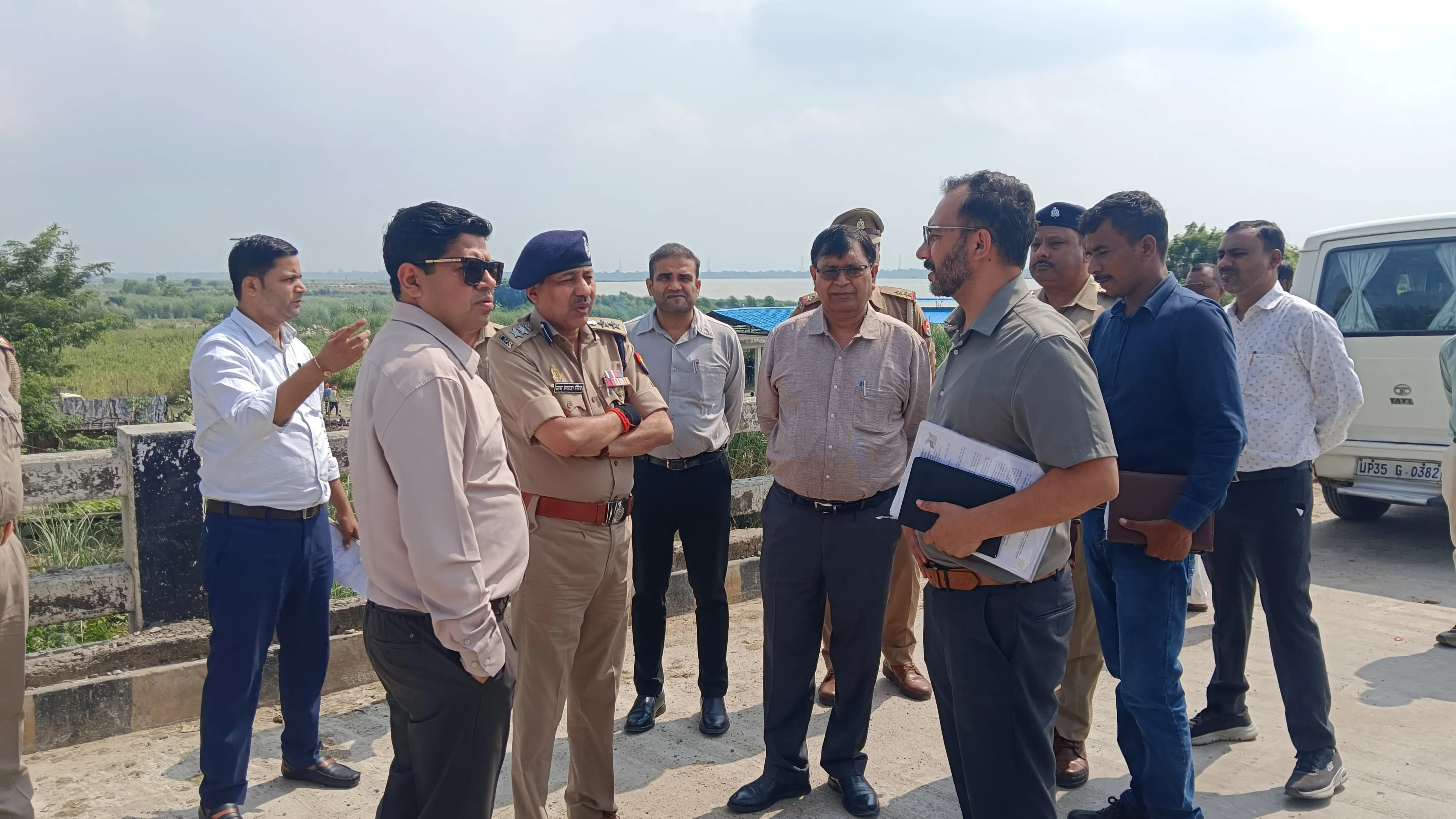 जाजमऊ पुल की मरम्मत को लेकर डीएम ने किया बक्सर गंगा पुल व फतेहपुर सीमा मार्ग का निरीक्षण
