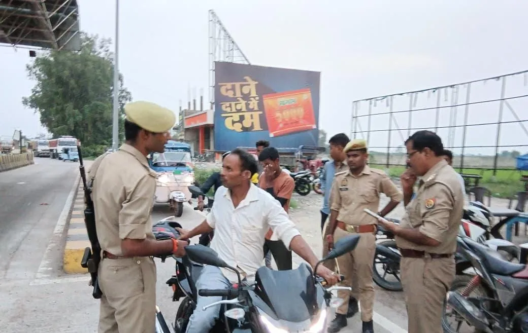 नवाबगंज टोल के पास अजगैन पुलिस की सघन वाहन जांच, हेलमेट व कागजात की हुई जांच