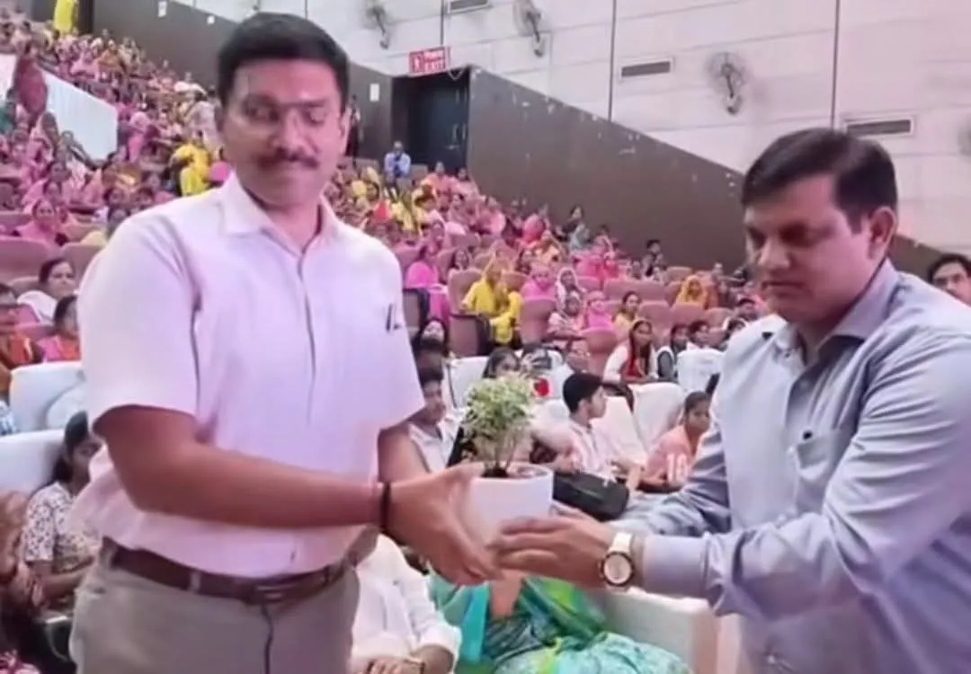 ब्रेकिंग न्यूज आगरा सूर सदन में आंगनबाड़ी कार्यकर्ताओं का सम्मान, डीएम ने बांटे नियुक्ति पत्र और पुरस्कार