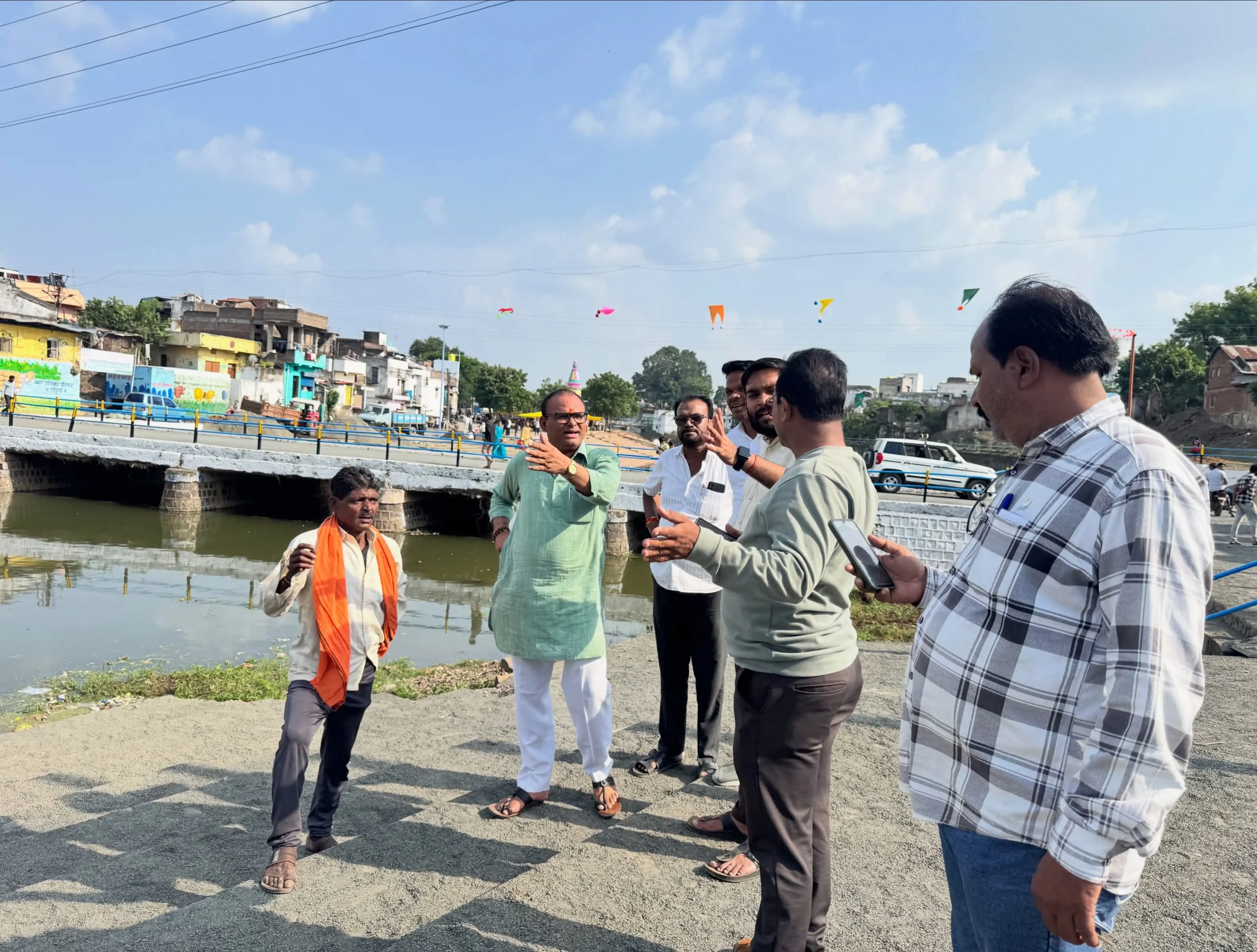 गोटमार मेले की तैयारियों को लेकर नपा अध्यक्ष संदीप घाटोड़े ने किया मेला क्षेत्र का निरीक्षण