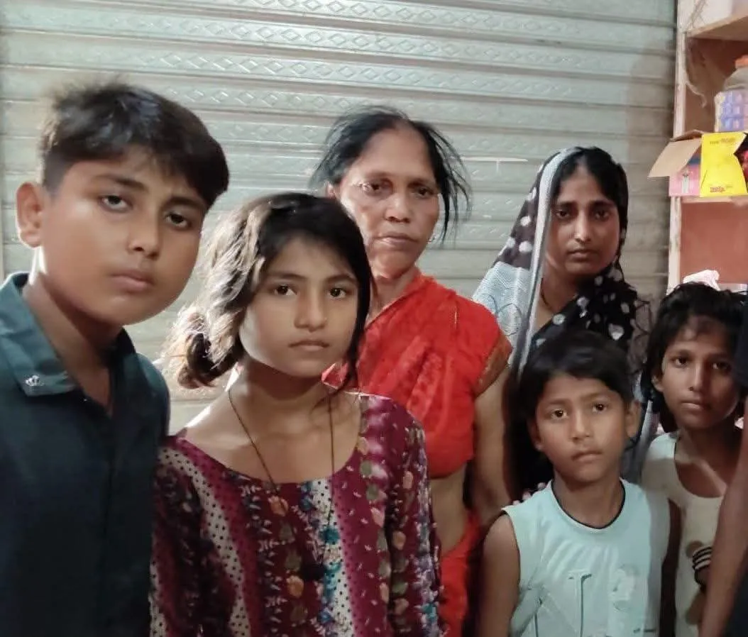 “चार बच्चे… पिता दुनिया में नहीं, मां जेल में। अब कौन संभालेगा इनका बचपन और भविष्य?”
