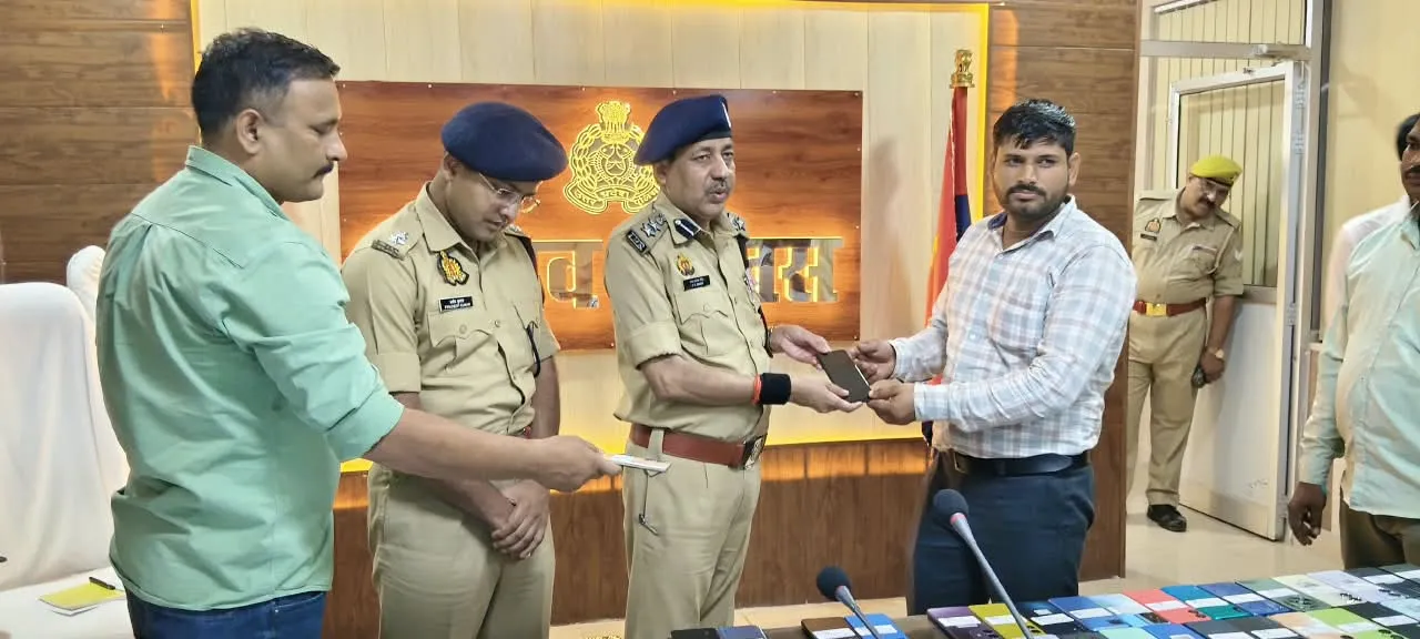 उन्नाव पुलिस का ‘ऑपरेशन मुस्कान’ सफल, 120 गुम मोबाइल बरामद