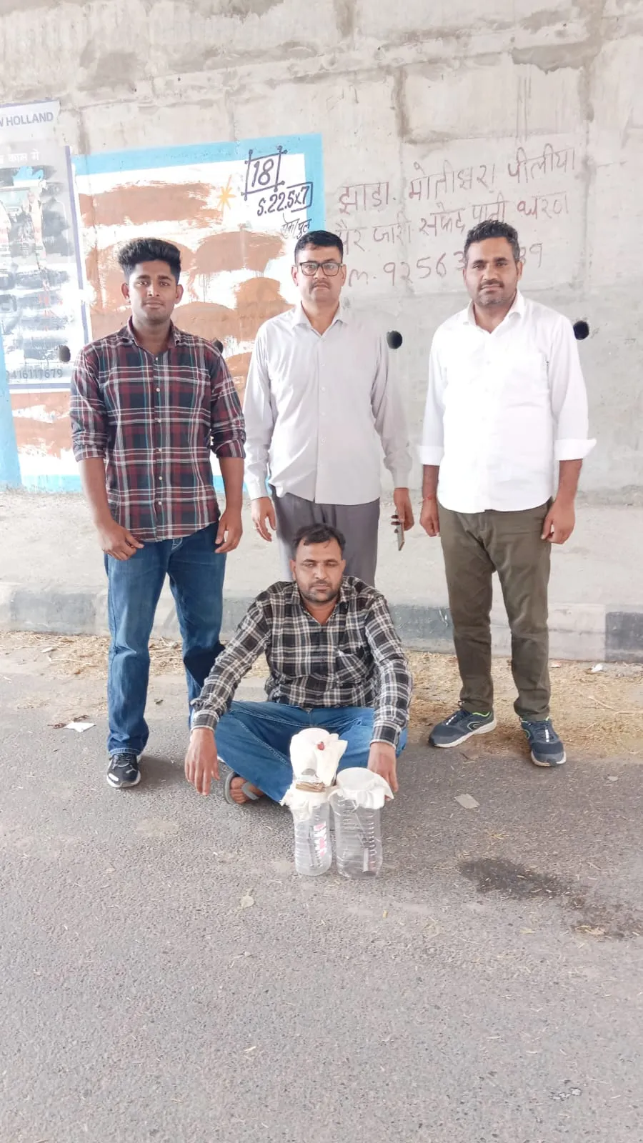 चीकू गैंग से जुड़ा वांछित बदमाश दो देसी कट्टों व 10 कारतूस सहित गिरफ्तार।

हत्या, लूट, मारपीट और आर्म्स एक्ट समेत 7 मामल