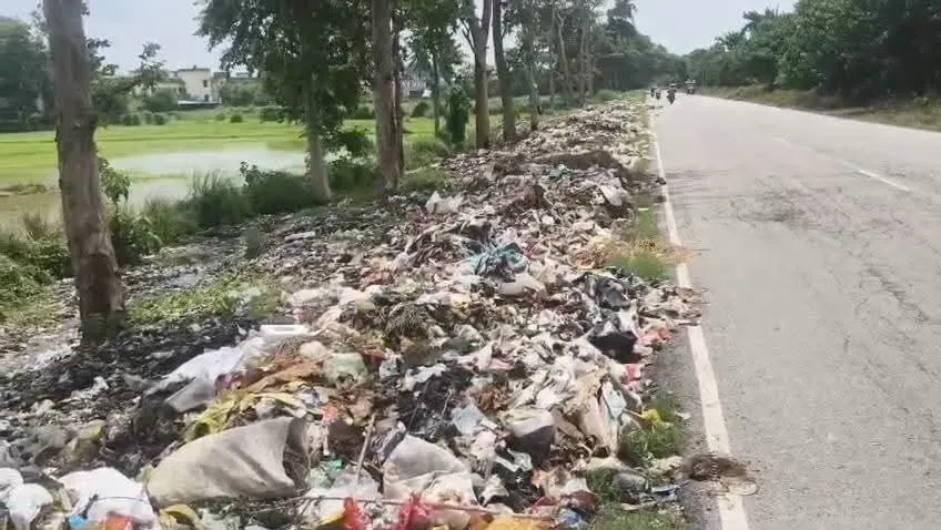 सड़क की पटरियां बनीं कूड़ा घर, दुर्गंध से राहगीर बेहाल