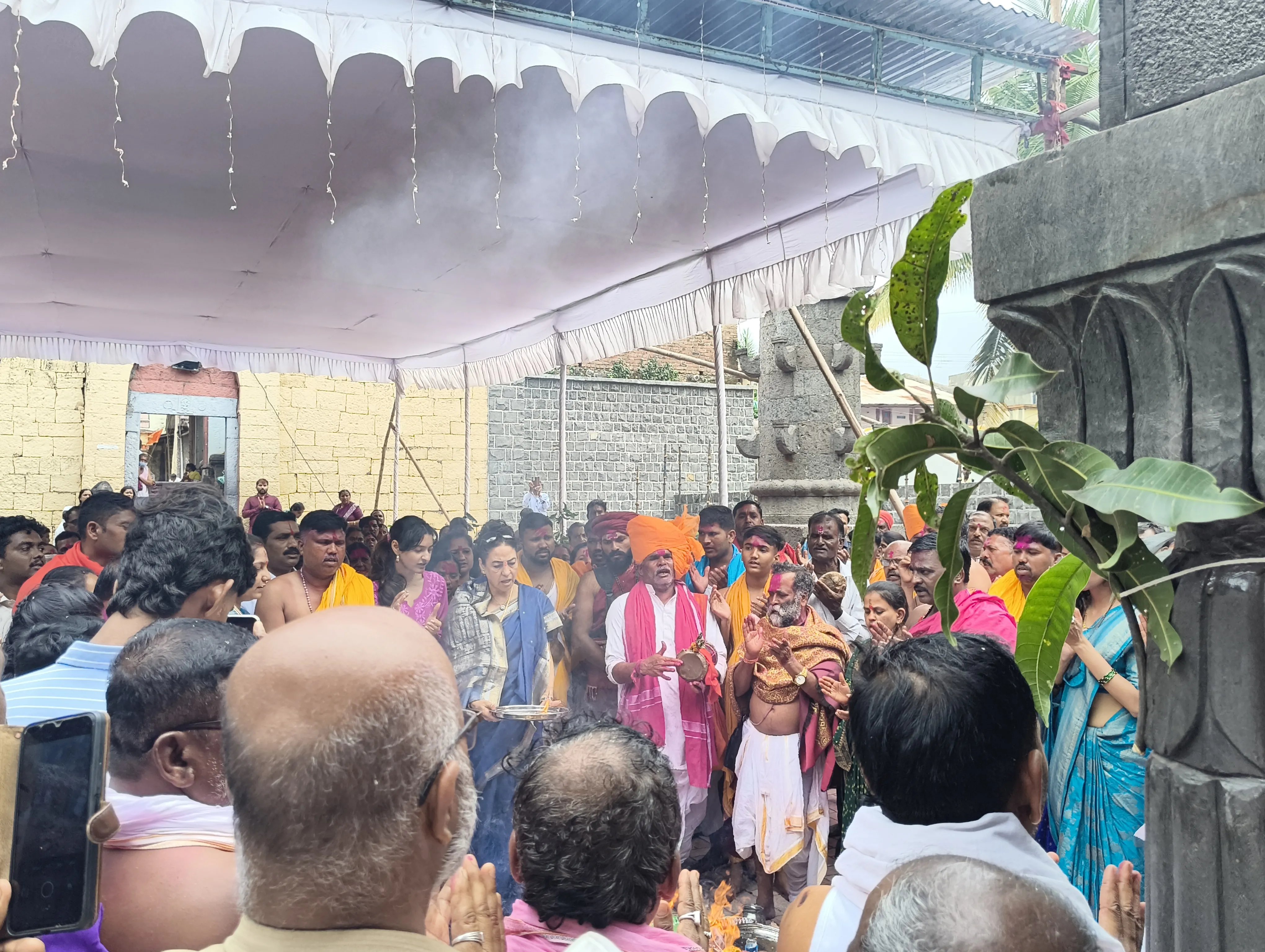 भक्ति का सागर! औंध के मंदिर में होम हवन! श्रीमंत गायत्रीदेवी पंतप्रतिनिधि द्वारा की गई यमाई माता आरती...