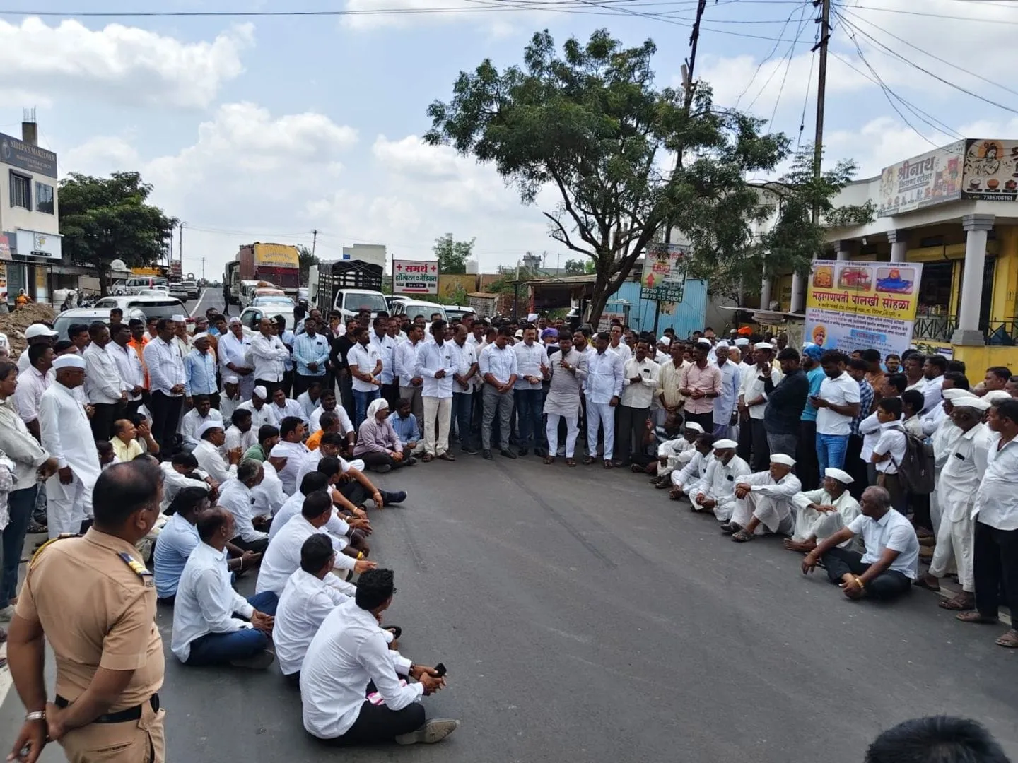 शेतकऱ्यांच्या हक्कासाठी करडे येथे रास्ता रोको आंदोलन!