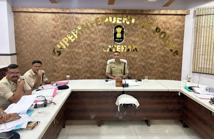 LATEHAR : लातेहार में मासिक अपराध समीक्षा गोष्ठी, लंबित कांडों के त्वरित निष्पादन पर जोर
