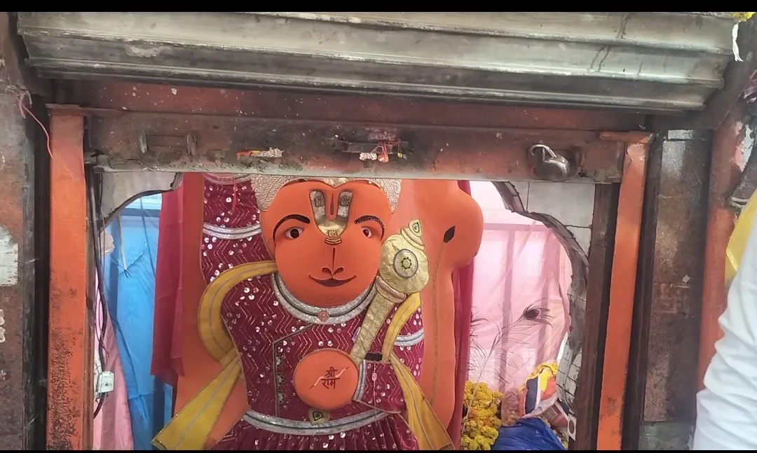 महाकाल की नगरी उज्जैन में सड़क चौड़ीकरण के बीच खड़े हनुमान जी की अनोखी लीला!