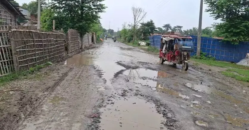 बनमनखी-धमदाहा रोड, राहगीर परेशान कार्य धीमी, बनमनखी। बनमनखी-धमदाहा मुख्य मार्ग के निर्माण अधूरा