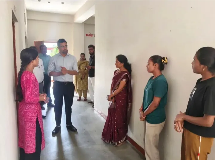 हरदा। कलेक्टर सिद्धार्थ जैन ने गुरुवार को शहर में संचालित अनुसूचित जाति, जनजाति एवं पिछड़ा वर्ग के छात्रावासों का निरीक्