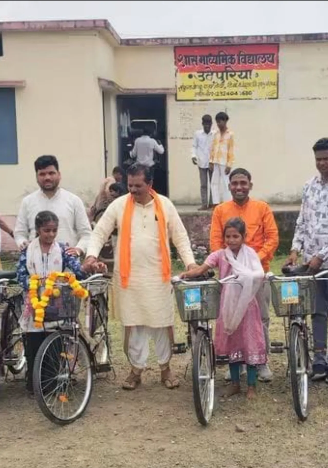 उदयपुरीया में बेटियों को मिली निःशुल्क साइकिल, भाजपा प्रदेश प्रवक्ता कलसिंह भाबर ने किया वितरण