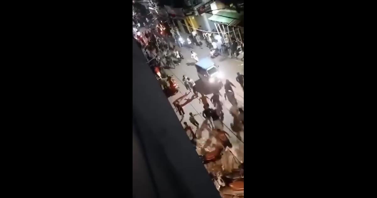 कानपुर के आलम मार्केट में देर रात 16 मिनट की सेल पर भगदड़, पुलिस ने किया लाठीचार्ज