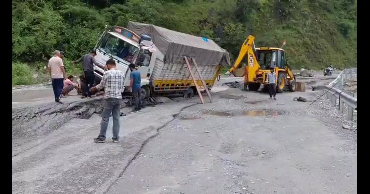 बद्रीनाथ हाईवे पर फिर धंसी सड़क...

चमोली : बद्रीनाथ राष्ट्रीय राजमार्ग पर मैठाणा के पास सड़क लगातार धंसती जा रही है