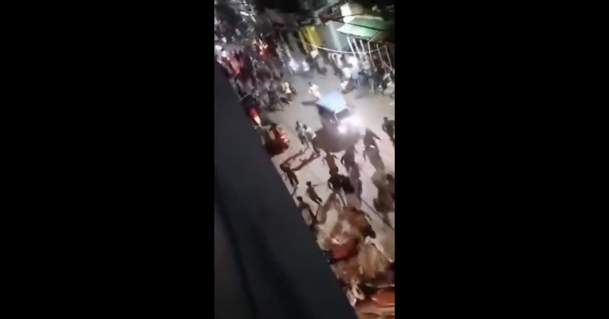 द कानपुर में देर रात 16 मिनट की सेल में मची भगदड़, पुलिस ने किया लाठीचार्ज