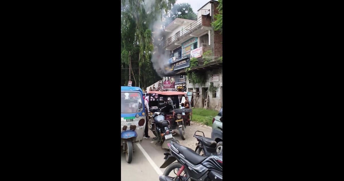 जौनपुर रिज़र्व पुलिस लाइन के ठीक सामने बेकरी की दुकान में लगी भीषण आग