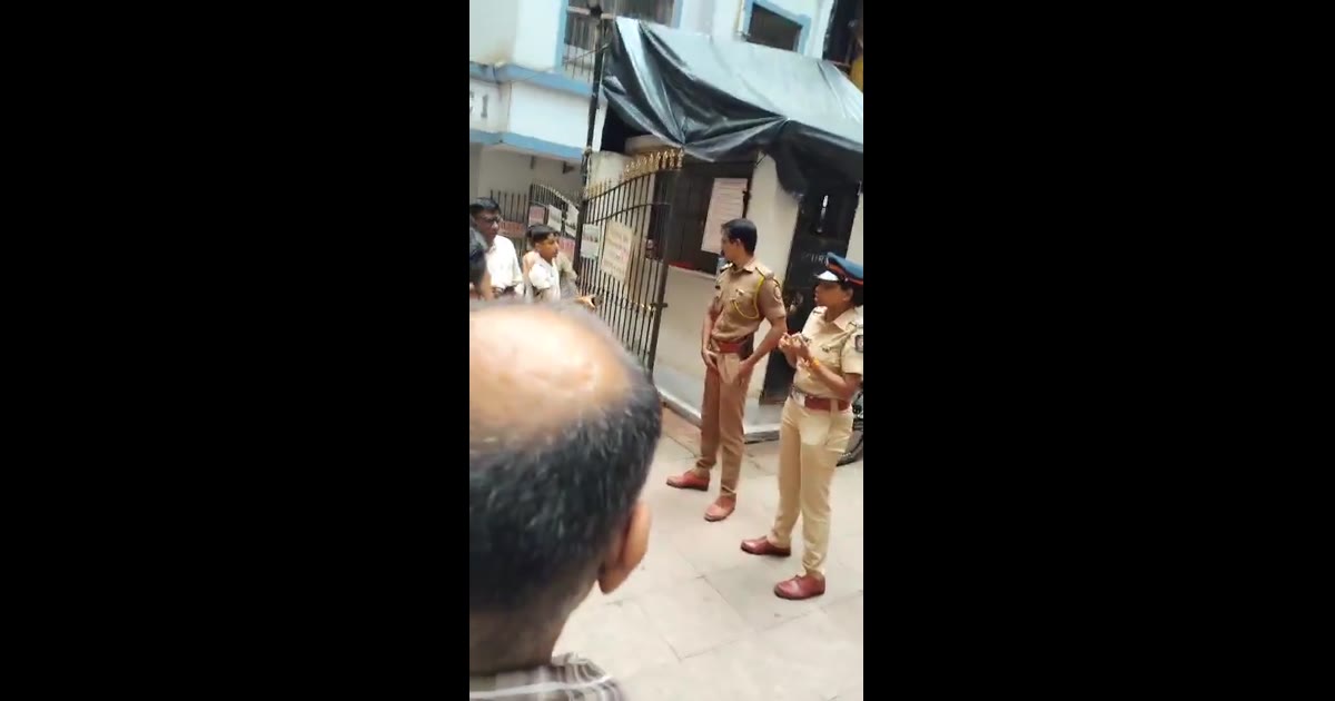 मुंबई पुलिस छोटे बच्चों को जागृत करते हुए