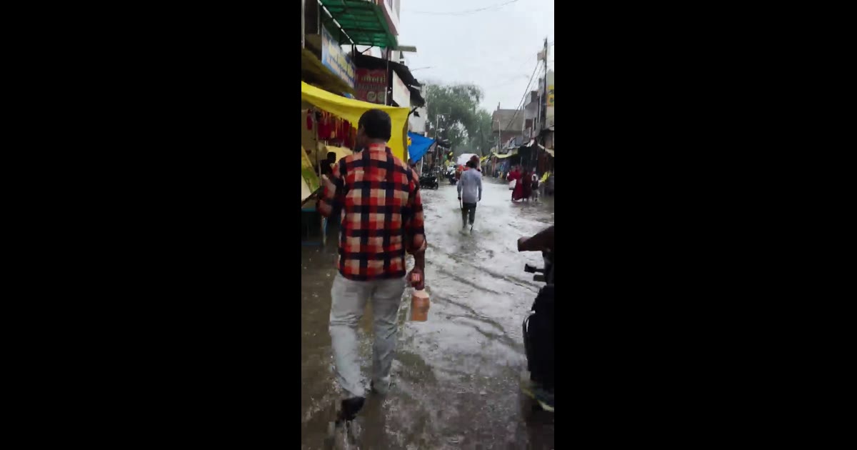 छिबरामऊ में तेज बारिश से सड़कों पर भर पानी आने-जाने में हुई कठिनाइयों का सामना करना पड़ा