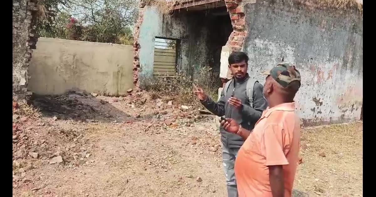 🚨 स्कूल भवन की बदहाली पर सवाल, कभी भी हो सकता है बड़ा हादसा!
