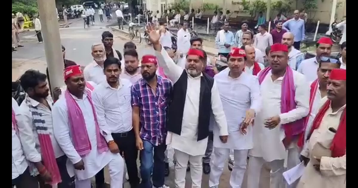 सपा नेताओं ने विधायक के भतीजे पर FIR की मांग को लेकर DM को सौंपा ज्ञापन