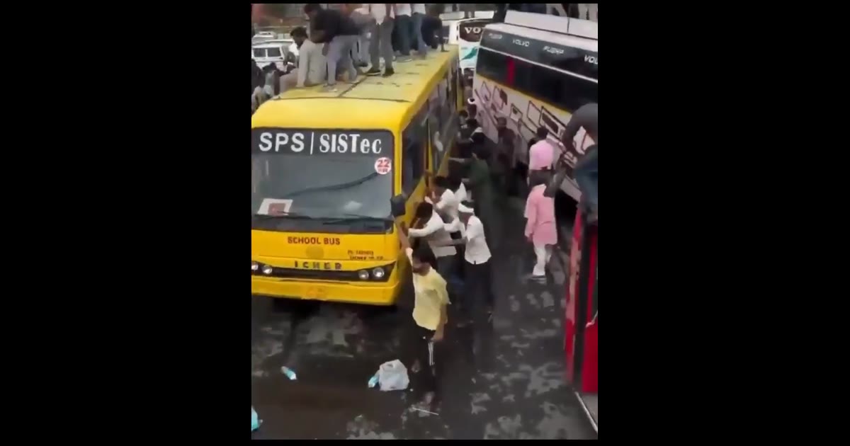 बस के सामने अकेली खड़ी हो गई ACP! देखिए फिर क्या हुआ