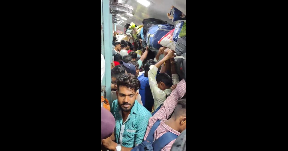 जोधपुर-भोपाल ट्रेन में भारी भीड़, गेट पर लटककर सफर करने को मजबूर यात्री